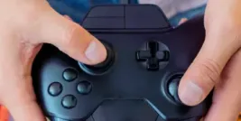 Hände eines Kindes mit Spielkonsole