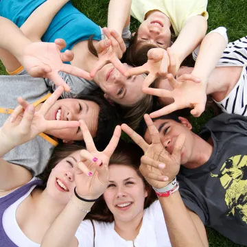 © AdobeStock_Ehrenberg-Bilder Jugendliche liegend im Kreis