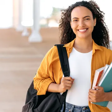 © AdobeStock_Kateryna Studentin mit Buch