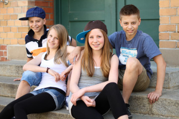 Kinder sitzen gemeinsam