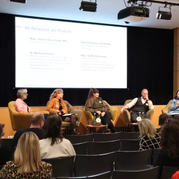 © Gesundheit Österreich GmbH Bild der Podiumsdiskussion mit 4 Expert:innen und der Moderatorin auf der Bühne
