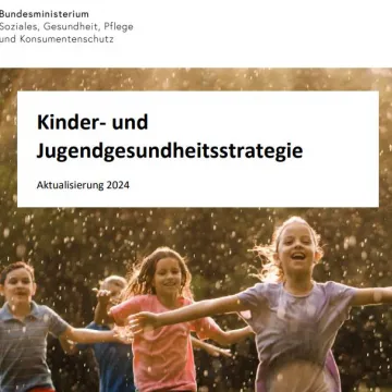 Kinder laufen lachend