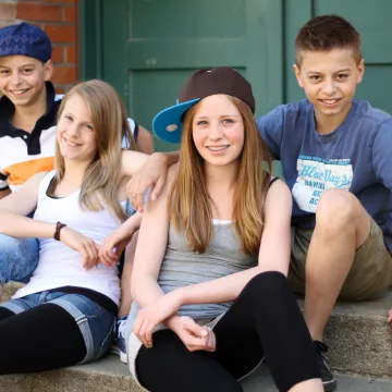 Kinder sitzen gemeinsam