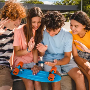 © InsideCreativeHouse/Adobe Stock Jugendliche gemeinsam