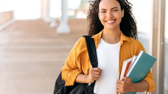 © AdobeStock_Kateryna Studentin mit Buch