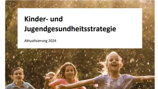 © istockphoto.com/StockPlanets/BMSGPK Kinder laufen lachend