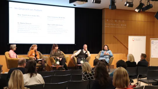 © Gesundheit Österreich GmbH Bild der Podiumsdiskussion mit 4 Expert:innen und der Moderatorin auf der Bühne